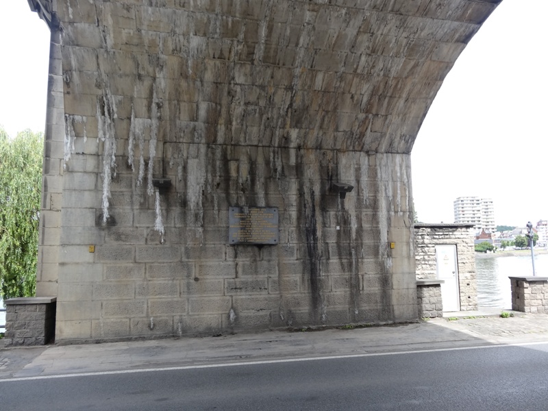 Huy (Hoei) - Plaque en hommage à la division blindée de la 1ère armée U.S.